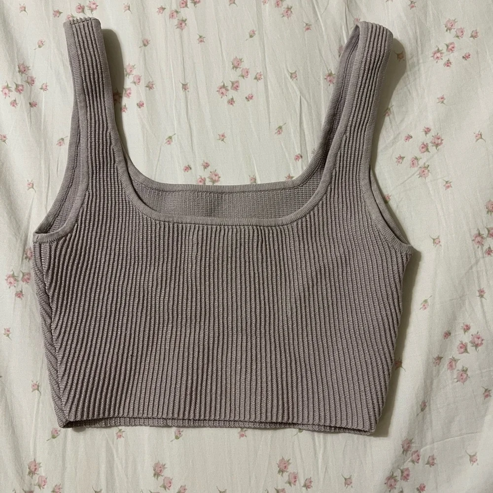 Aritzia Sculpted Cropped Tank - Picture 3 of 4